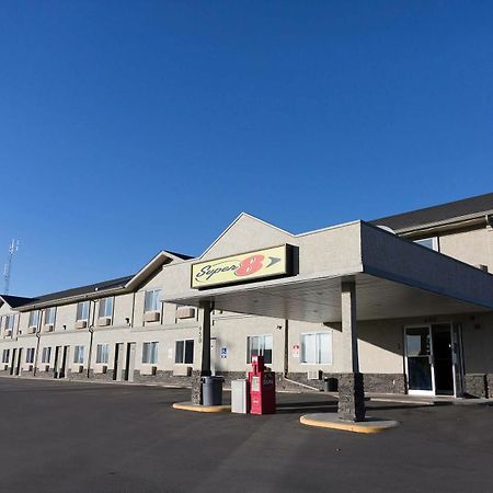 Super 8 By Wyndham Strathmore Exterior foto