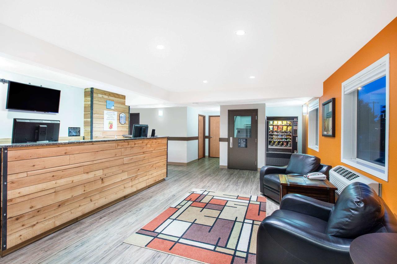 Super 8 By Wyndham Strathmore Exterior foto