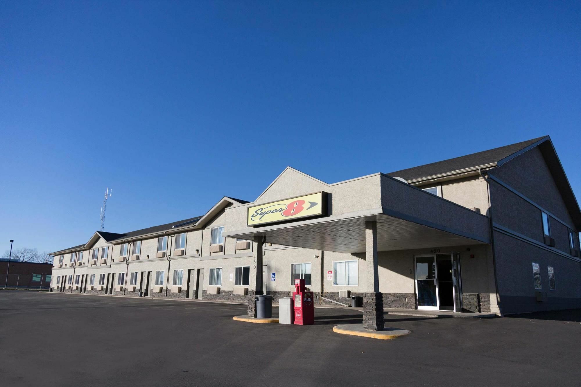 Super 8 By Wyndham Strathmore Exterior foto