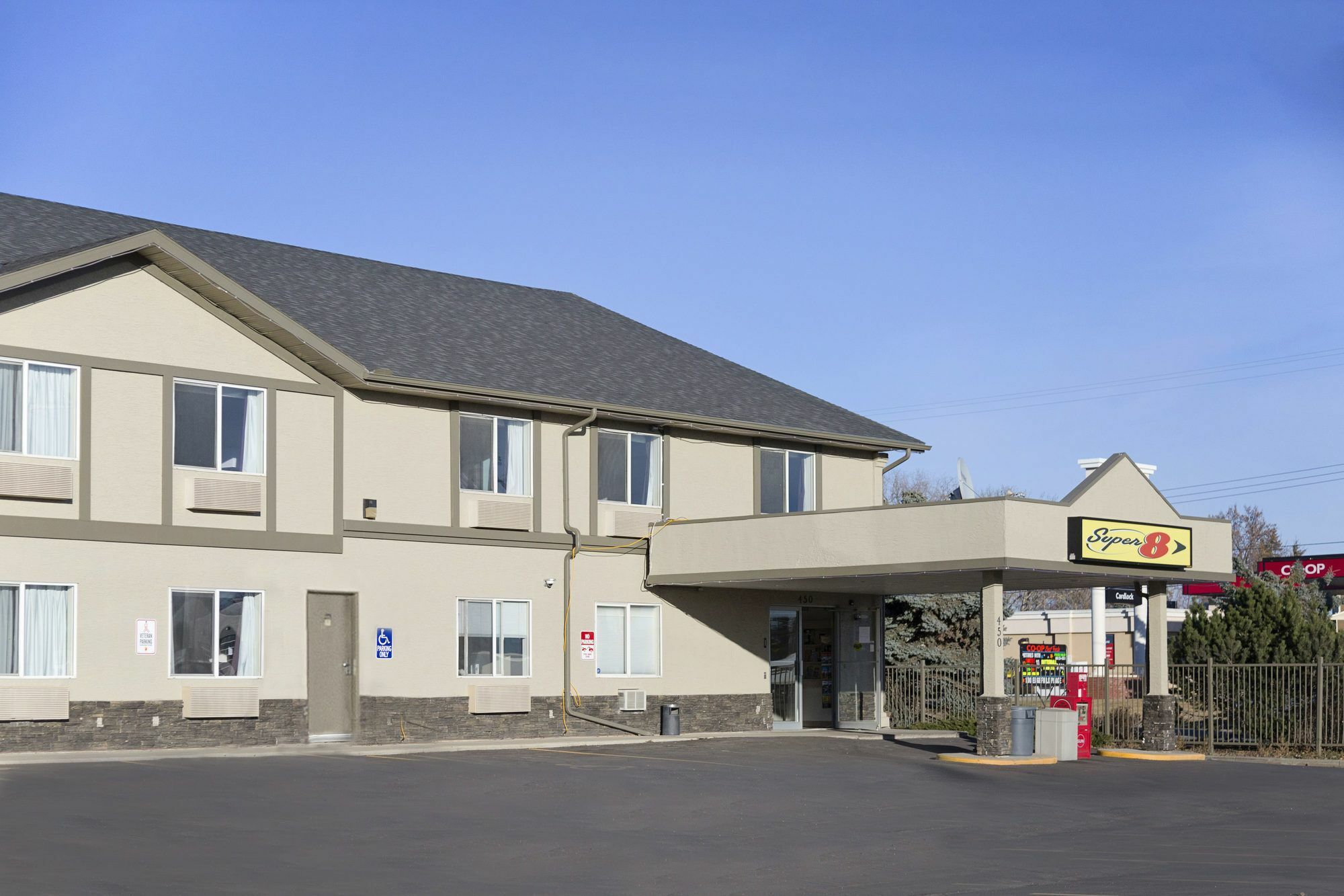 Super 8 By Wyndham Strathmore Exterior foto
